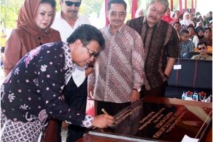 Penandatanganan prasasti 